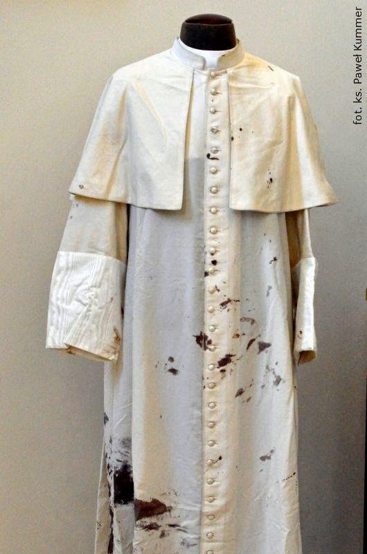 Đây là chiếc áo dòng mà ĐTC Gioan Phaolo II đã mặc vào lúc bị ám sát, hiện nay được lưu giữ tại Trung Tâm Thánh Gioan Phaolô II, Ba Lan.